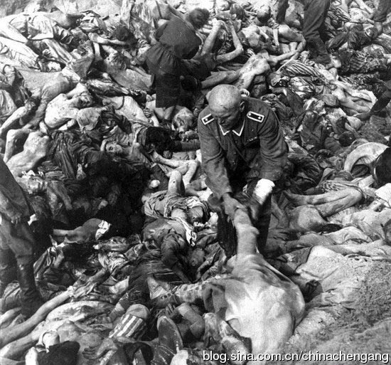 犹太人大屠杀历史图片 二战德国纳粹屠杀犹太人裸尸如山