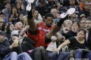 NBA球员在比赛中为救球冲向观众席，将场边的观众撞伤，那观众受伤的责任由谁来承担呢？