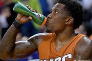 在高强度的NBA比赛中，球员一般会喝什么水？为什么？