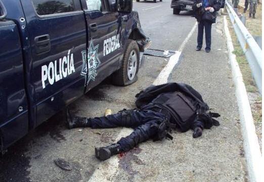 大毒枭遭遇“黑吃黑”，墨西哥的警察命苦，毒贩子：我们命更苦！