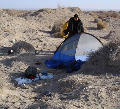 新疆罗布泊米兰的戈壁滩上发现了一具男性无名尸体