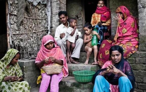 印度贫民窟与富人区相距多远？