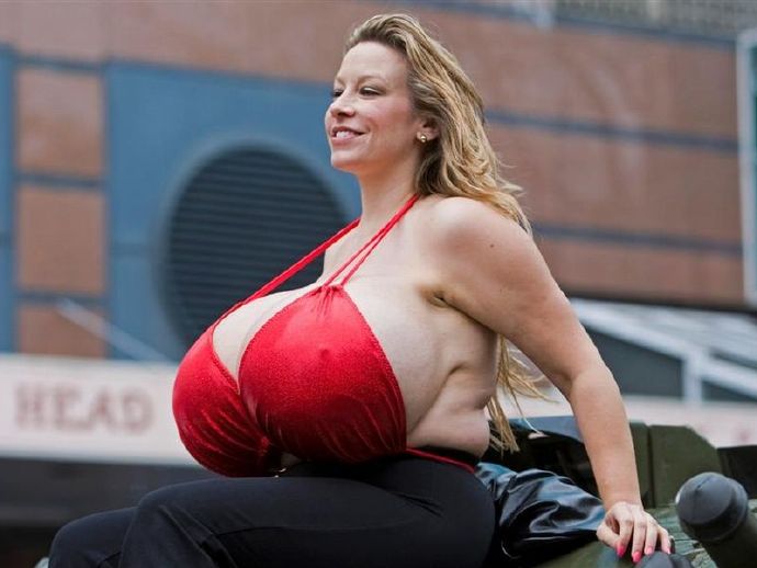 全球拥有最大乳房的女人：切尔西·查姆斯（Chelsea Charms）
