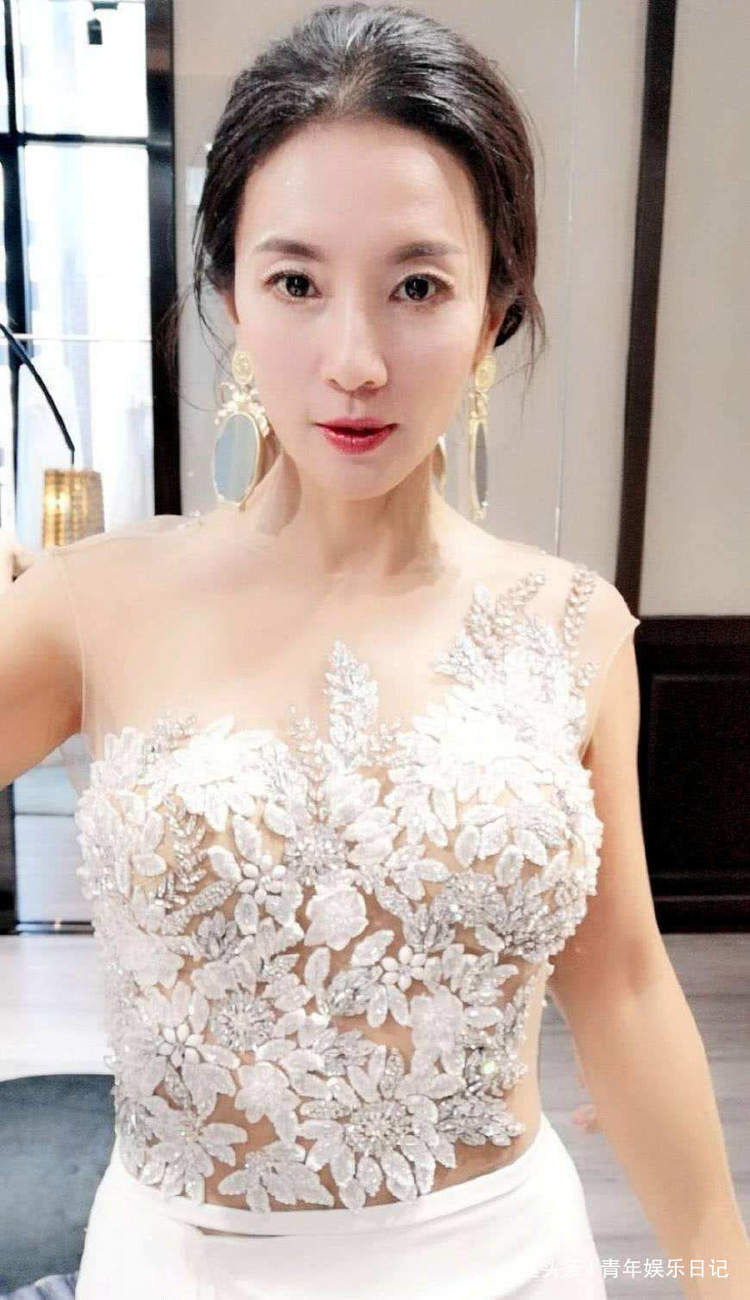 52岁辣妈刘叶琳，在西伯利亚穿比基尼秀火辣傲人身材，不输小姑娘
