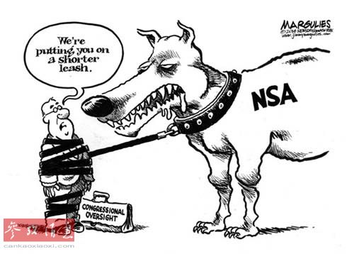 面对气势汹汹的国安局（NSA）巨犬，被拴犬绳捆绑的美国国会负责监督的人员说：“我们要用一根更短的绳子来拴住你。”（原载美国政治漫画网）