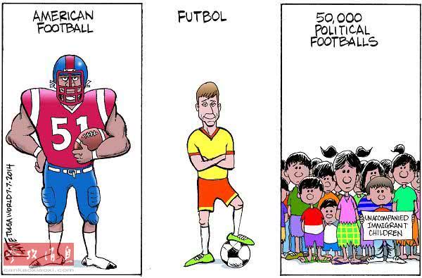 如今在美国存在着三种足球，如图所示，分别为图左的“美式足球”，图中间的“足球”以及图右的“5万个政治足球”，即“无人陪护的移民儿童”。面对近几个月来越境进入美国的5万名中美洲儿童，美国国务卿克里称，美国不会发放“通行证”，将驱逐这些非法入境儿童。（原载美国报刊漫画家协会）