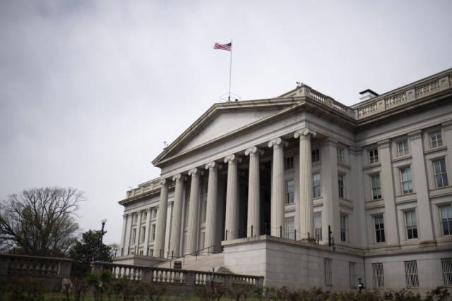 这是2020年3月27日在美国首都华盛顿拍摄的美国财政部大楼。（新华社记者刘杰摄）