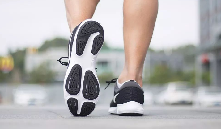 耐克Revolution 4跑鞋实战评测 Nike Revolution 4跑步脚感怎么样