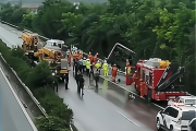 惨剧！甘肃载63人大巴高速侧翻已致13死，3人被公安机关控制