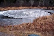 俄罗斯贝加尔湖湖面上近日出现神秘圆形冰盘之谜