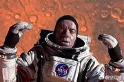 如果宇航员脱掉宇航服，在太空停留1秒钟，会有什么后果？