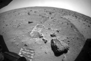 祝融号行驶里程突破800米 最新火星照片曝光
