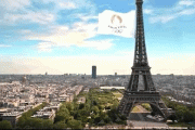 巴黎八分钟：埃菲尔铁塔出现巨大旗帜 法国总统现身