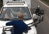 为何现在好多电视剧都拍开车时扭脸说话的镜头呢？