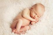 趴睡、侧睡、仰睡哪种最有利于宝宝发育？