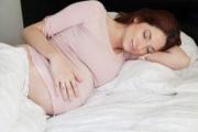 为什么别人说孕妇应该左侧卧睡？