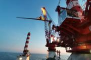 “大风车”矗立于海天之间 汕头首个海上风电项目首台风机吊装成功