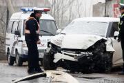 牵引车交通事故致人死亡，车头与挂车是两家保险公司，应怎样赔付？