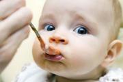 婴儿几个月吃米粉最合适？