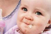 一个月15天的婴儿吃母乳和奶粉不吐奶，就是偶尔有点溢奶，是吃的不够吗？