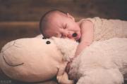 如果宝宝一放就醒，应该如何处理呢？