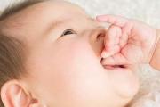 四个月宝宝为什么总是吃手吐舌头？