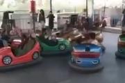 塔利班士兵在游乐场玩碰碰车,众人持枪氛围欢乐!