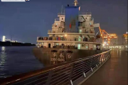 上海黄浦江堤岸遭轮船撞击 现场视频曝光