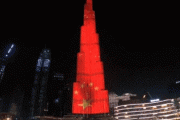 世界第一高楼哈利法塔点亮中国红 祝贺新中国成立72周年
