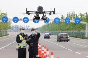 国庆期间北京环球度假区交通压力大，交管部门出动警用无人机
