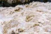 山西汾河河津段遭遇57年来最大洪水，当地启用10万亩黄河滩地蓄滞