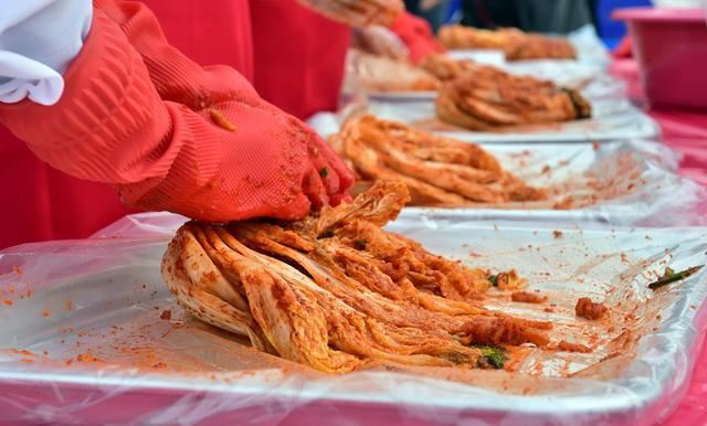 为避免与四川泡菜混淆，韩国泡菜中文译名定为“辛奇”