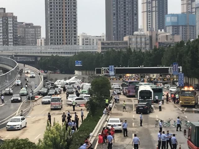 两名15岁男生失联引发关注！郑州京广北路隧道抽水现场，被淹汽车露出水面