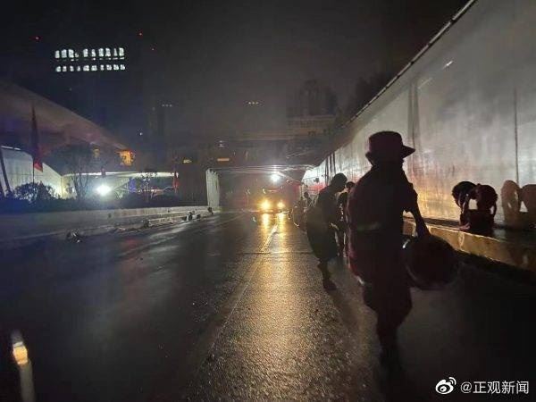 郑州京广隧道目前积水最深处约0.2米，被困车辆已全部拉出