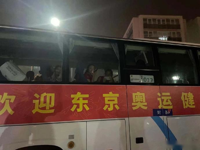 中国女排深夜回到北京 郎平和队员挥手致谢球迷相伴
