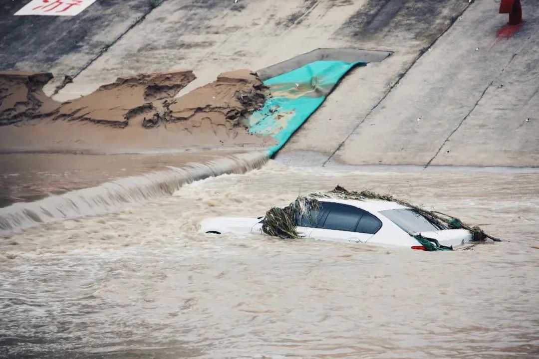 被郑州暴雨淹没的车,后来都怎样了40万台车受损保险员忙得跑断车皮带