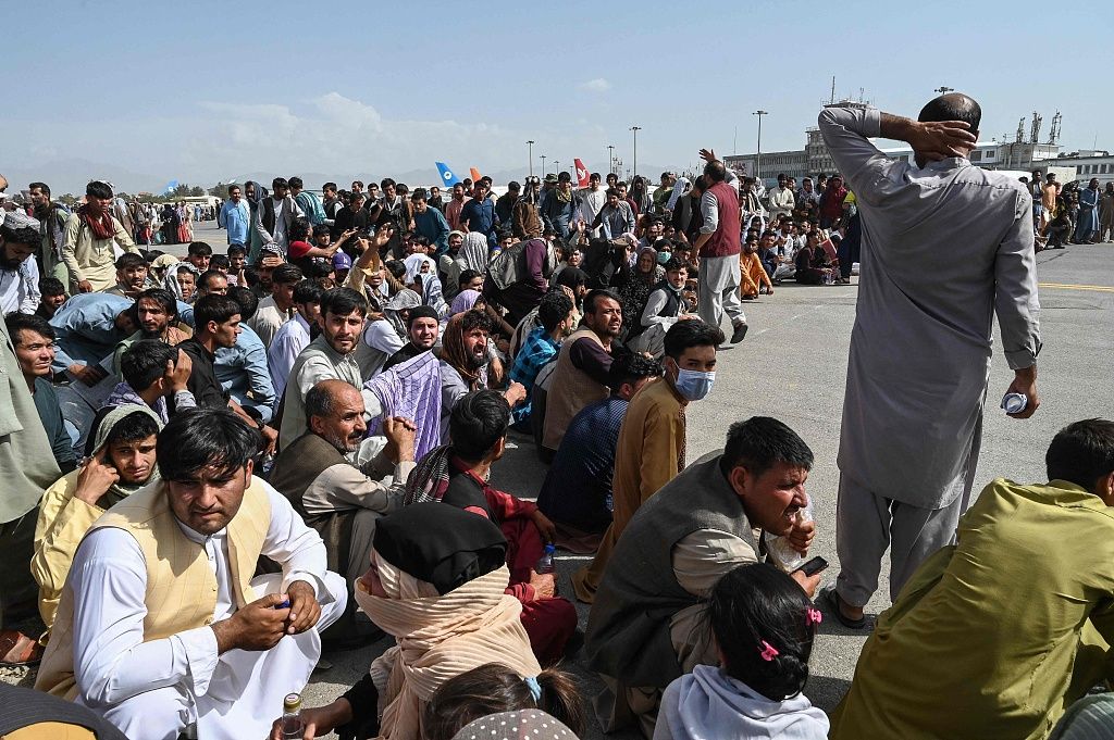 喀布尔机场航班恢复，塔利班与阿富汗首都官员就组建政府会谈