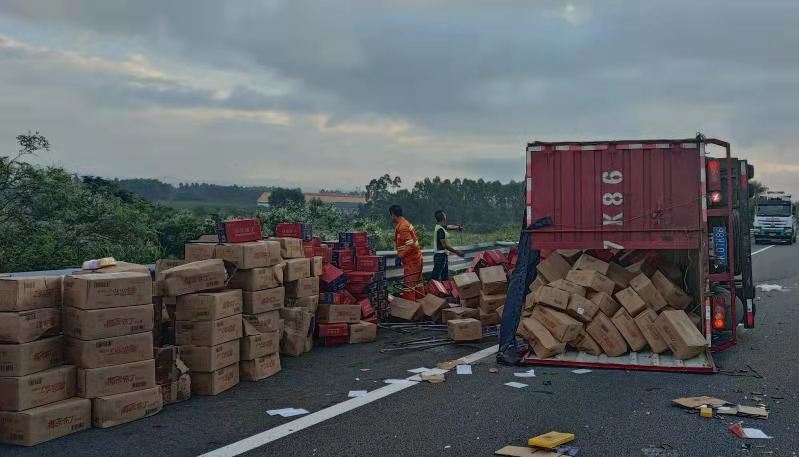 货车高速公路侧翻3吨货物散落一地，众人合力相助