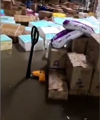 湖北暴雨后上万件包裹被淹 用水盆在水上漂浮运输货物