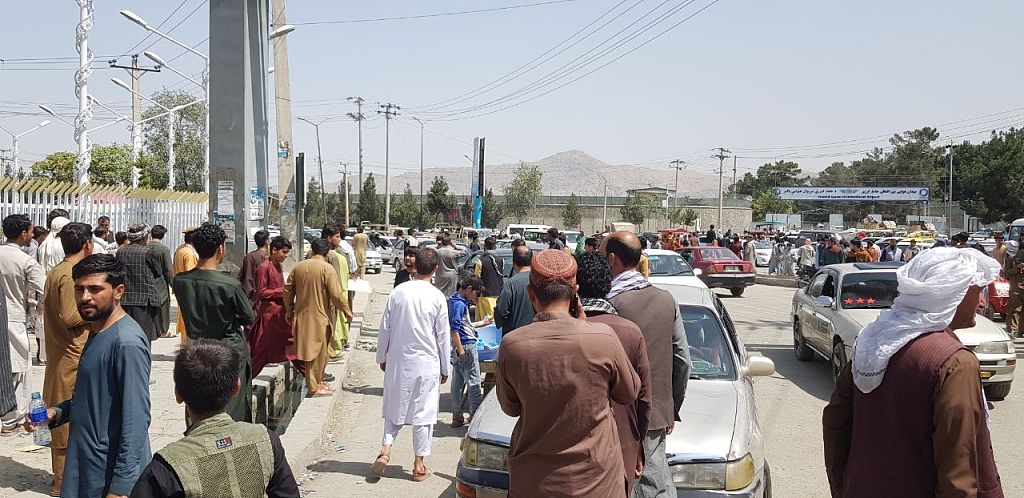 外媒：塔利班控制通往机场主要道路，现场开枪驱赶人群