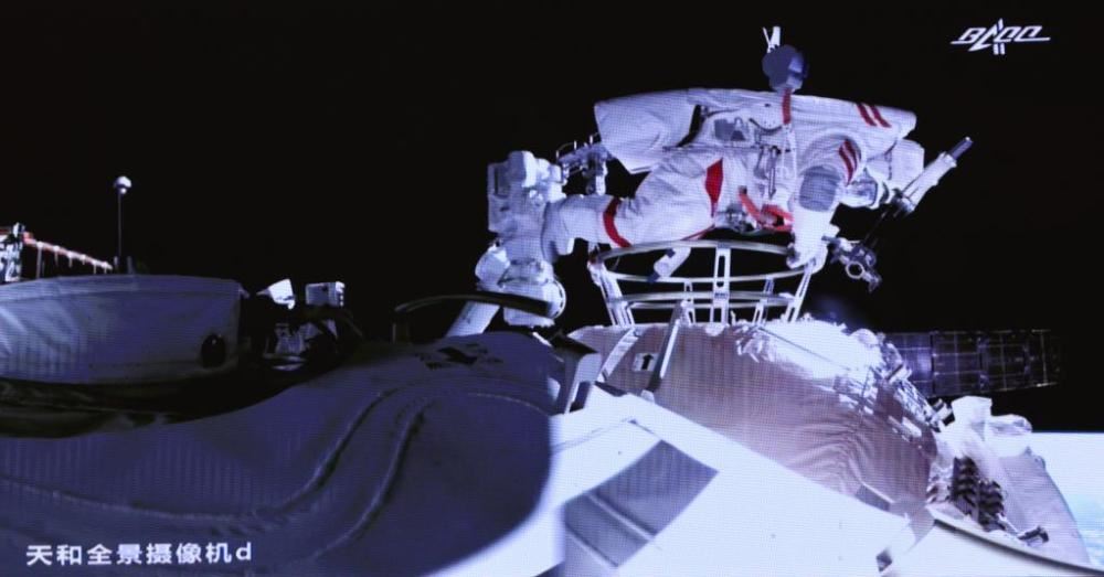 神舟十二号航天员第二次出舱“太空漫步”，两名航天员太空互拍