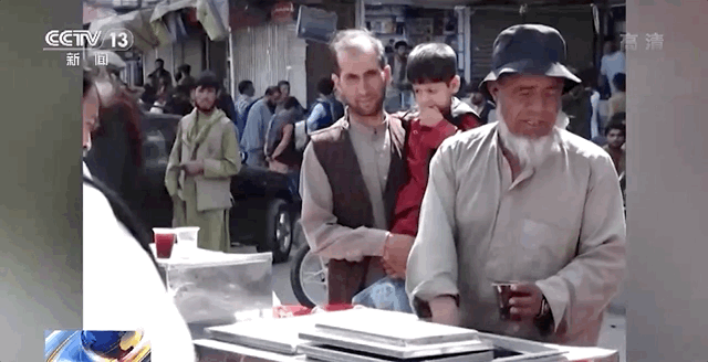 阿富汗喀布尔市区逐渐恢复平静，但机场外仍一片混乱