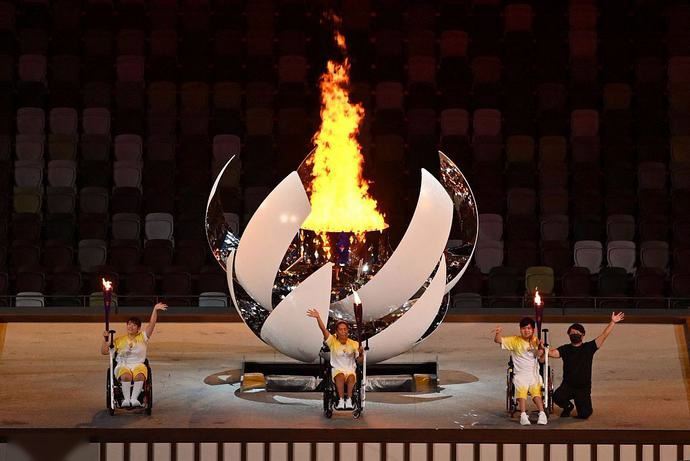 东京残奥会开幕 三名运动员共同点燃主火炬塔