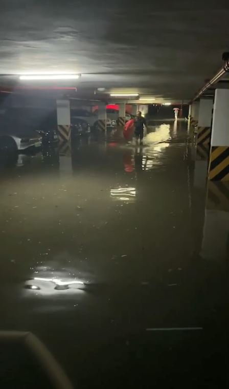 杭州暴雨:有车库被淹 市民拍到暴风雨借风势如泼水一般