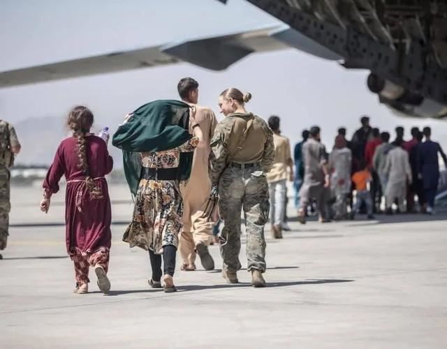 机场抱阿富汗婴儿美国女兵被炸死 男朋友也是美军陆战队员