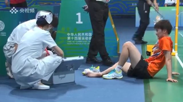 奥运冠军陈雨菲的李宁鞋在比赛中开裂并划伤脚趾