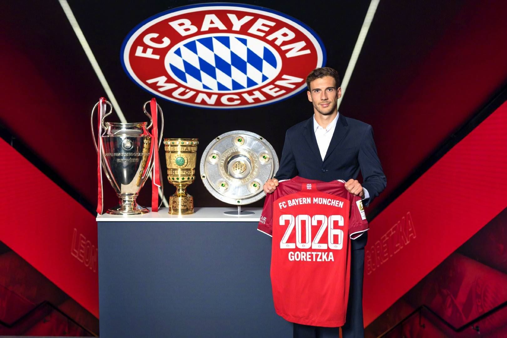 官方：拜仁与球队中场格雷茨卡续约至2026年