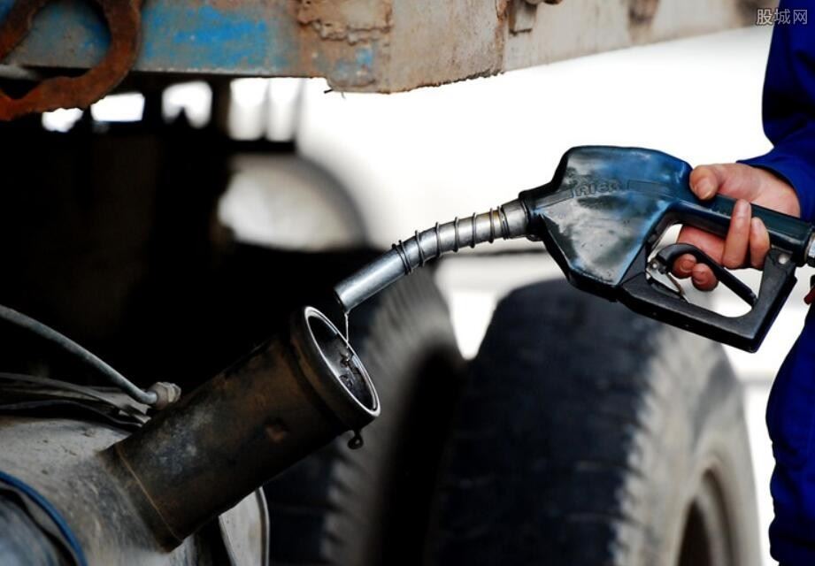 节前油价上涨加满一箱将多花3.5元 车主快去加油