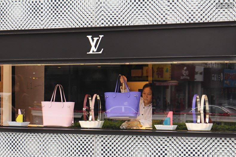 LV上海浦东店未明码标价被罚2100元 具体如何？