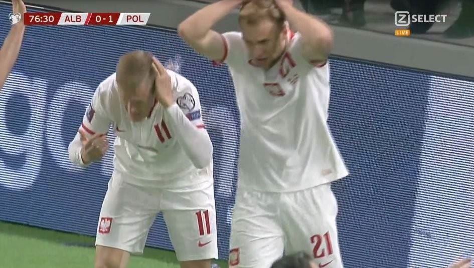 主场球迷向场内投掷杂物，世预赛阿尔巴尼亚vs波兰被迫中断